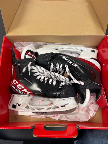 New CCM Regular Width  Size 7.5 JetSpeed FT485 Hockey Skates