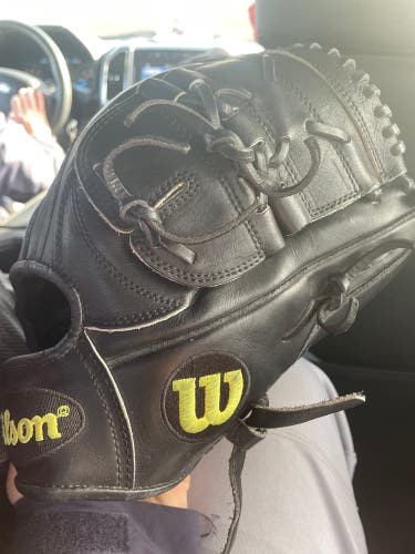 Pitcher's 11.75" A2000 Baseball Glove
