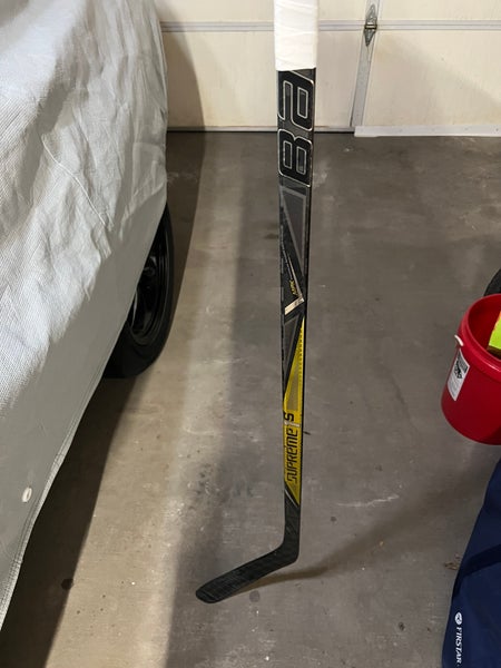Senior Right Handed Pro Stock Supreme 1S Hockey Stick