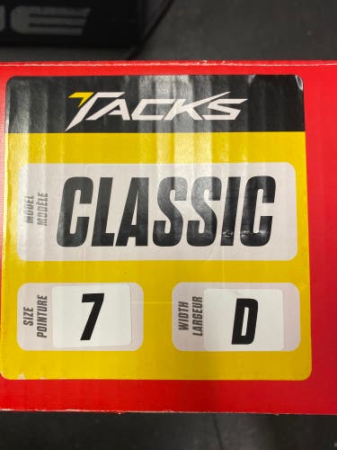 New CCM Regular Width Size 7 Tacks Classic Hockey Skates