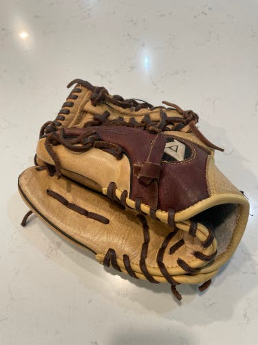 Akadema Prosoft 11.5” Used Left Hand Throw AMV 218 Baseball Glove