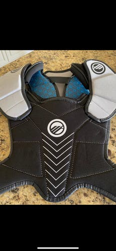 Gently Used Maverik Pads Adult Medium