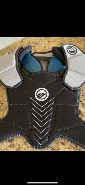 Gently Used Maverik Pads Adult Medium