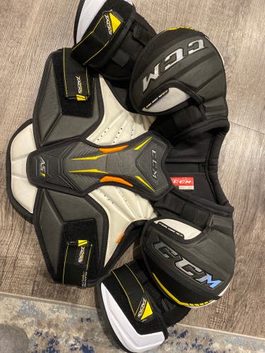Senior Large CCM  Super Tacks AS1 Shoulder Pads