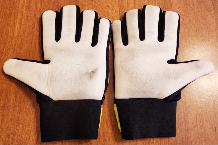 Used Vizari Junior Saver Goalie Gloves - size 5