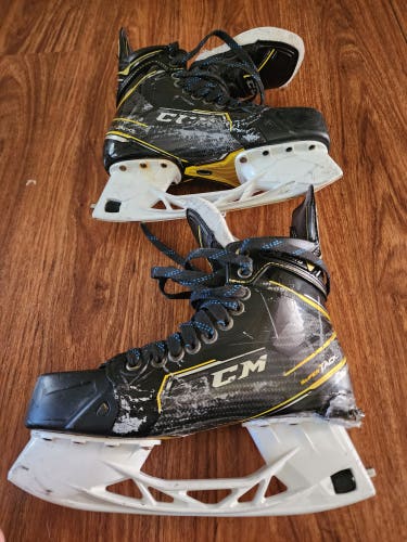 Used US 6.5 AS3 skates for parts CCM SB XS 254 mm