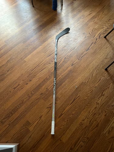 Used Right Handed P28 Vapor Hyperlite Hockey Stick