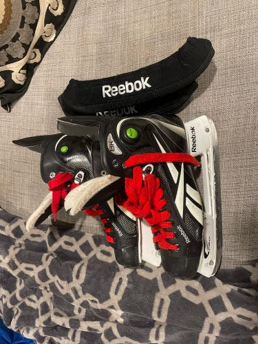 Used Reebok Regular Width Size 9 8K pump  Hockey Skates