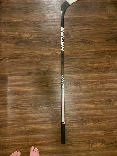 Intermediate Right Handed P28 Pro Stock Vapor Hyperlite Hockey Stick