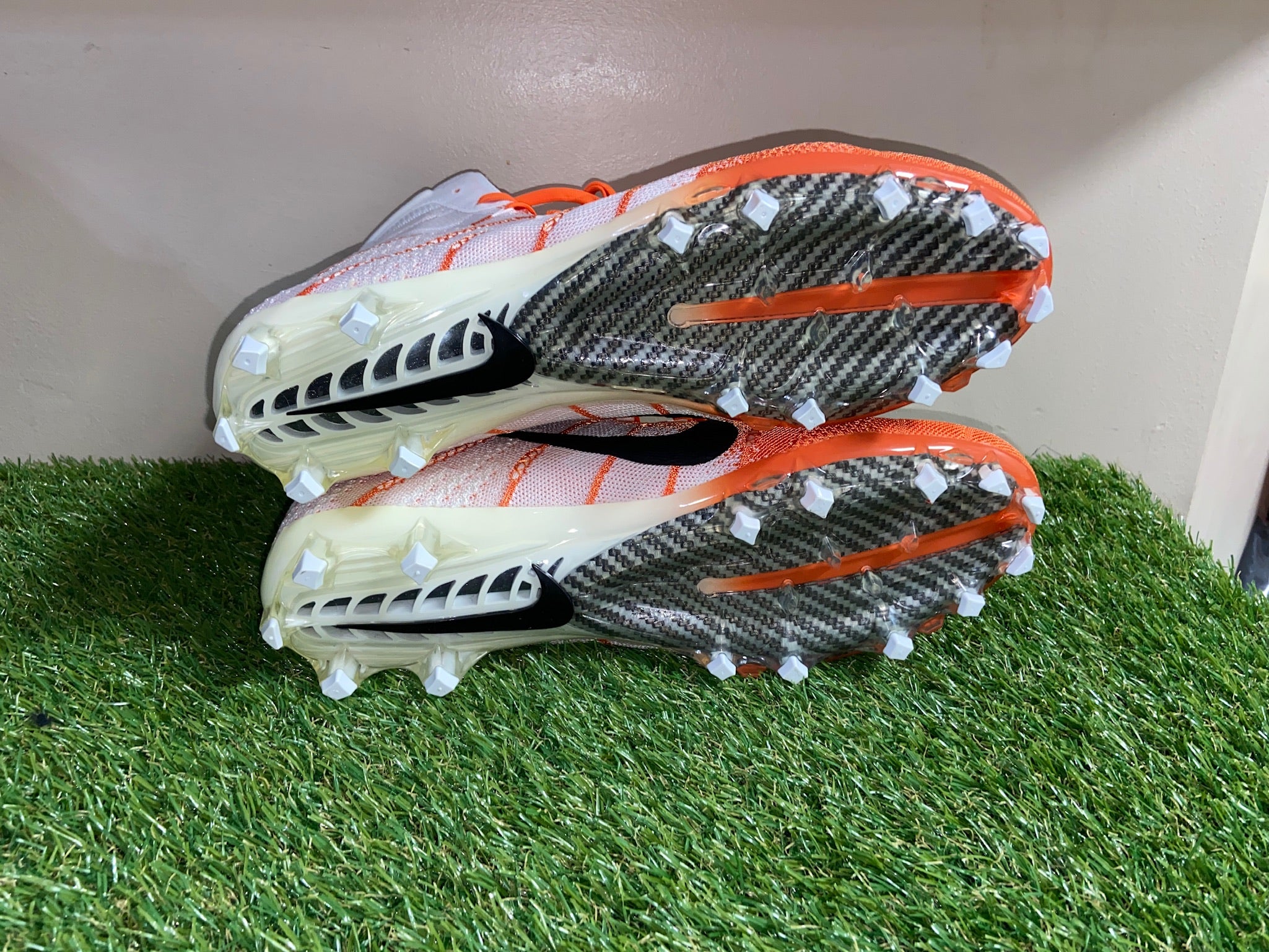 Nike Untouchable 3 Elite White Orange Football Cleats AO3006  display picture 1