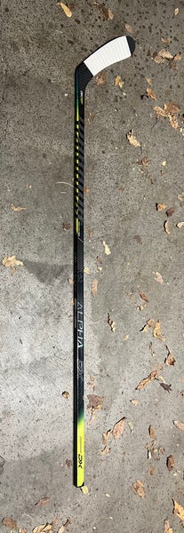 Senior Right Handed W16 Alpha DX Hockey Stick