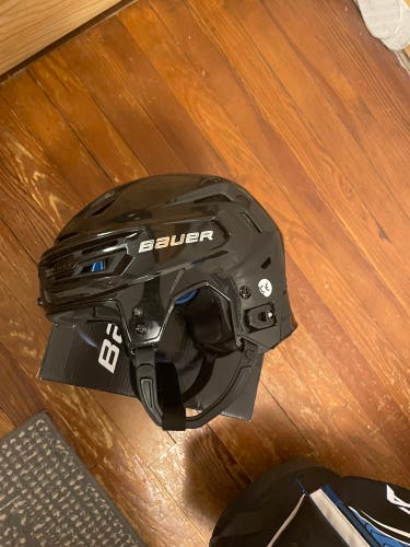 New Small Bauer  Re-Akt 150 Helmet