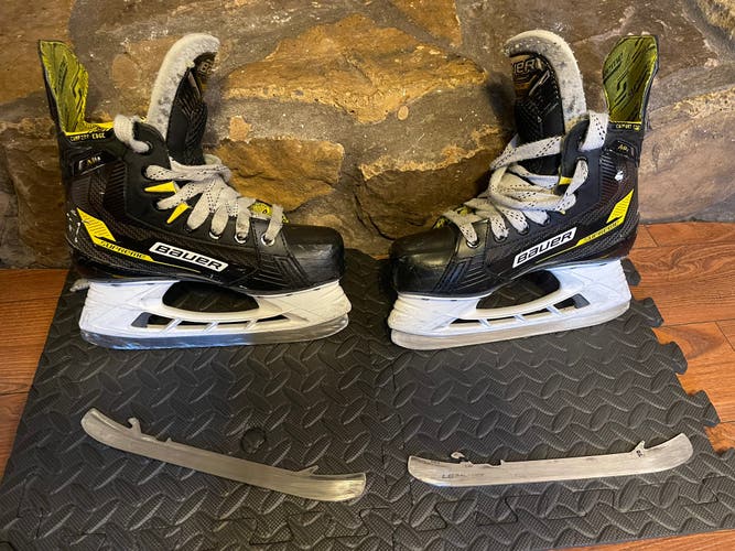 Junior Bauer Extra Wide Width Size 3.5 Supreme M4 Hockey Skates