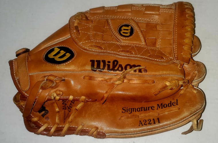 Used Wilson Right Hand Throw Signature SeriesInfield A2211 Baseball Glove 12"