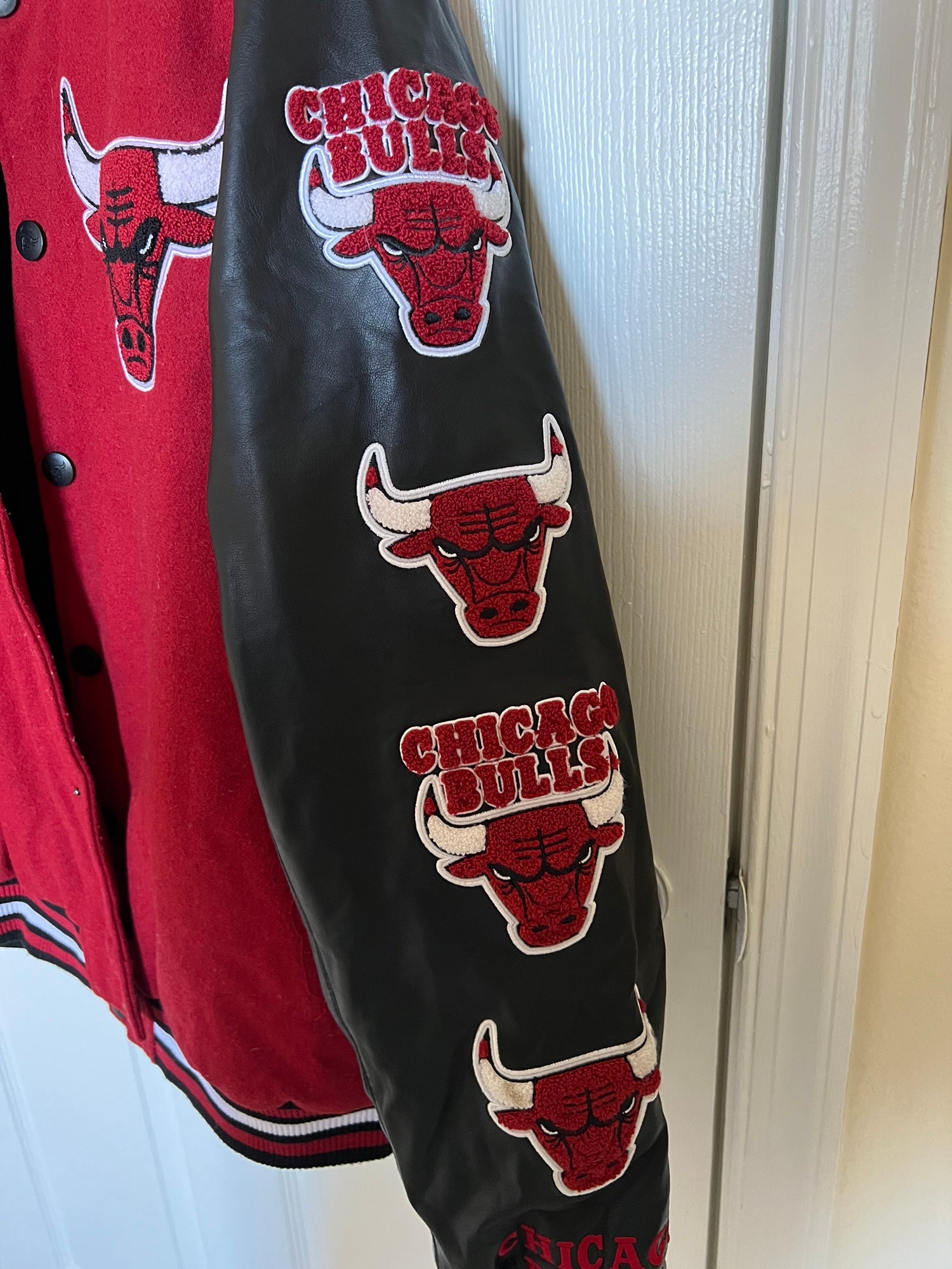 047 54 3176 Chicago Bulls NBA Basketball Red and Black Tshirt