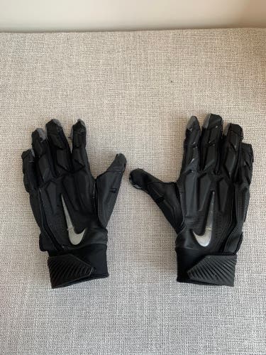 Used Medium Nike D-TACK 6.0 Gloves