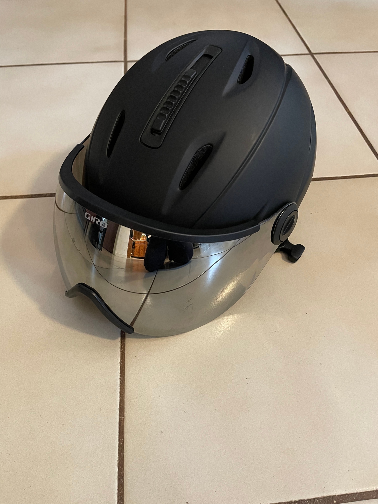 Unisex Used Small Giro VUE MIPS Helmet