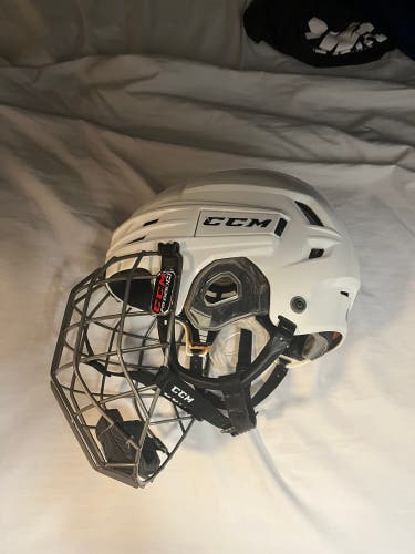 Used Medium CCM Tacks 910 Helmet