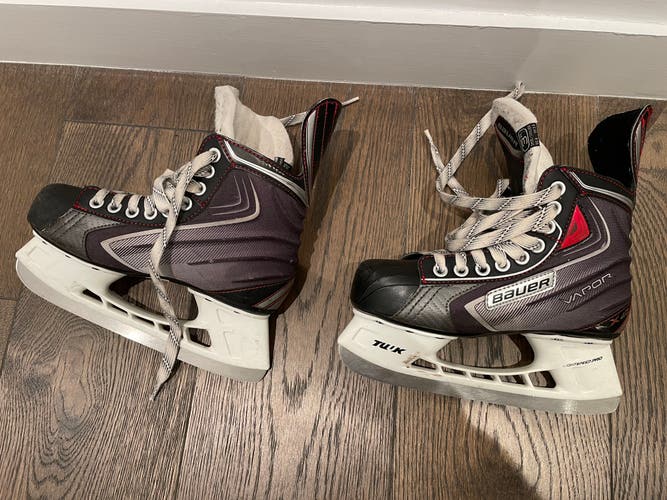 Used Bauer Regular Width Size 3 Vapor Hockey Skates