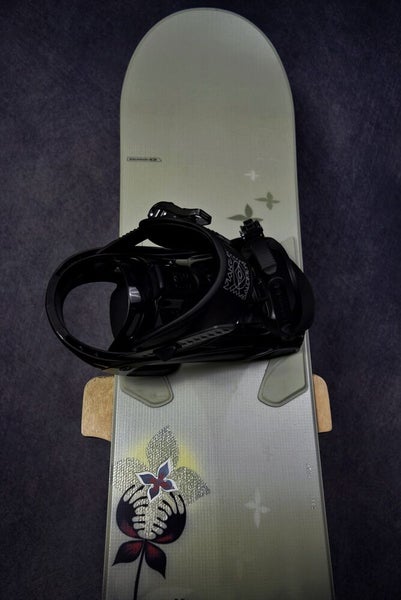 snijder Protestant Auto NEW SALOMON IVY SNOWBOARD SIZE 154 CM WITH NEW SALOMON LARGE BINDINGS |  SidelineSwap
