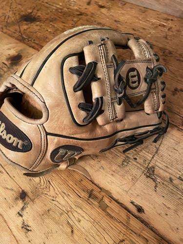 Used Right Hand Throw Wilson Infield A2000 Baseball Glove 11.25"