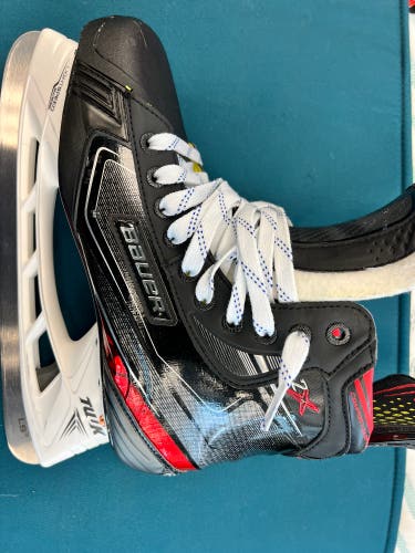 Senior Bauer Regular Width Size 9.5 Vapor 2X Hockey Skates