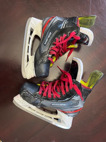 Junior Bauer Regular Width Size 4 Vapor X2.9 Hockey Skates