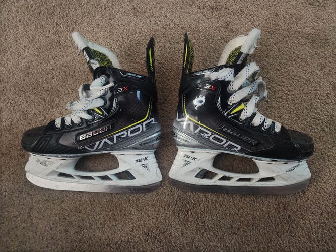 Junior Used Bauer Vapor 3X Hockey Skates Regular Width Size 1.5
