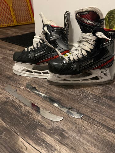 Used Bauer Size 7 Vapor X2.9 Hockey Skates (2sets Of Blades)