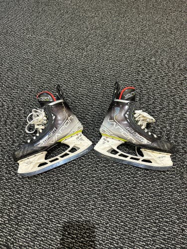 Used Bauer Pro Stock Size 8 Vapor Hyperlite Hockey Skates