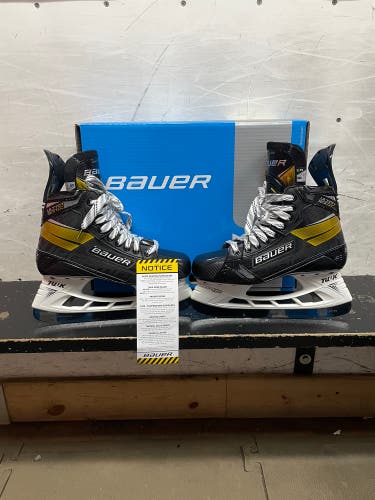 New Bauer Regular Width  Size 8 Supreme UltraSonic Hockey Skates