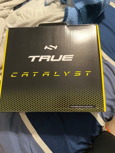 Used True Regular Width  Size 6 Catalyst 9 Hockey Skates