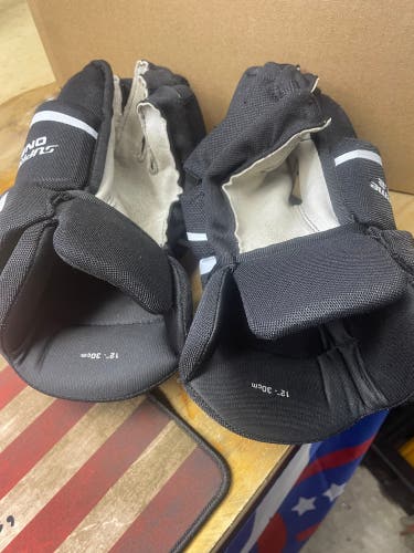 Intermediate Bauer gloves