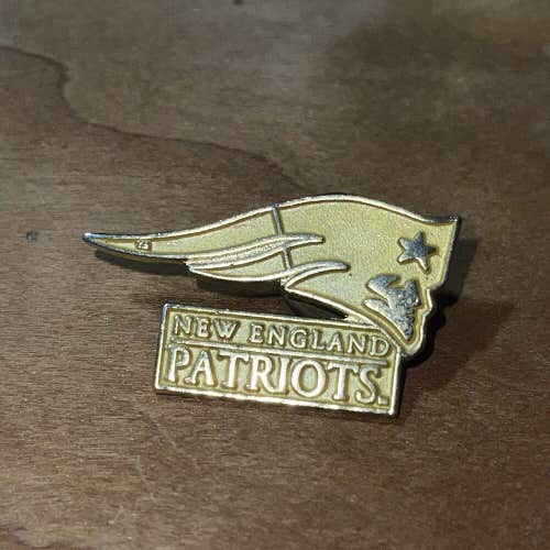 Vintage New England Patriots Football NFL Lapel Hat Gold Pin RARE