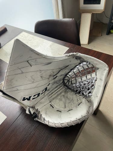 Pro CCM goalie Eflex 5 goalie glove.