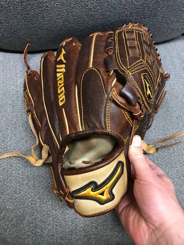 Used Mizuno Right Hand Throw Classic Pro Soft Baseball Glove 12"