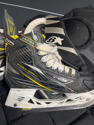 Used CCM Regular Width Size 4 Super Tacks Hockey Skates