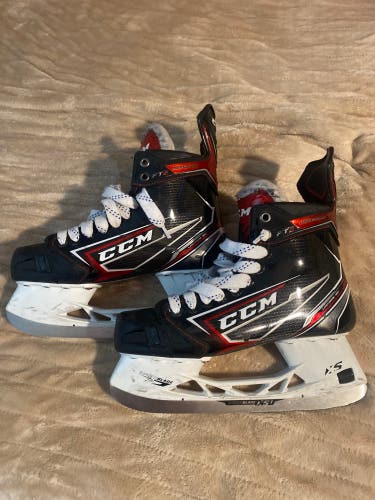Used CCM Regular Width  Size 8 JetSpeed FT2 Hockey Skates
