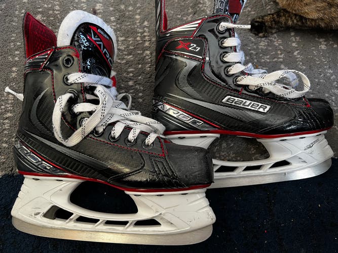 Youth Bauer Regular Width Size 3.5 Vapor X2.7 Hockey Skates
