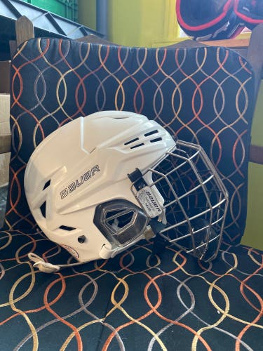 Used Medium Bauer  Re-Akt 95 Helmet