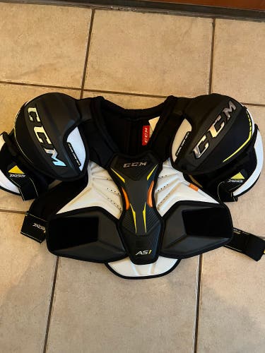 Senior Medium CCM  Super Tacks AS1 Shoulder Pads