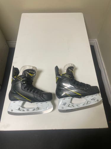 Junior CCM Regular Width Size 2.5 Tacks 4092 Hockey Skates