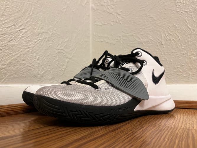 Men's Size 8 (Women's 9) Nike Kyrie 3 Flytrap Basketball Shoes