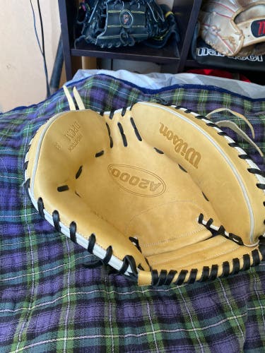 Right Hand Throw 33" A2000 Baseball Glove
