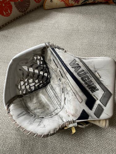 Vaughn Ve8 Full Right Glove & Blocker Set