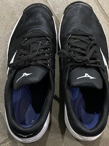 Black Men's Size 7.5 (Women's 8.5) Mizuno Shoes