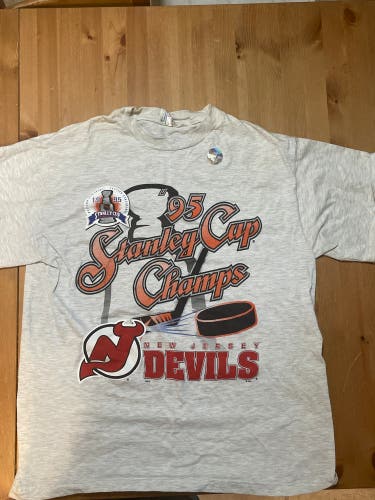1995 NJ Devils Stanly Cup T Shirt  Large