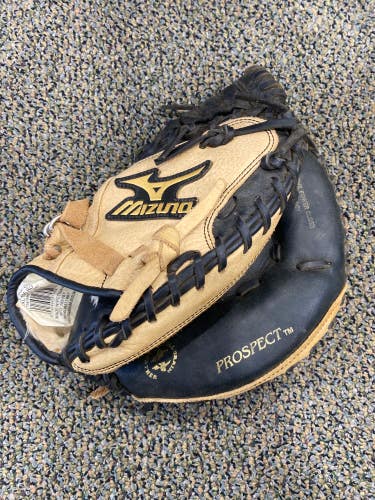 Used Mizuno Right Hand Throw Catcher's Glove 32.5"