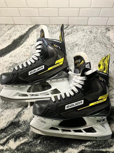 New Bauer Regular Width  Size 7.5 Supreme m3 Hockey Skates