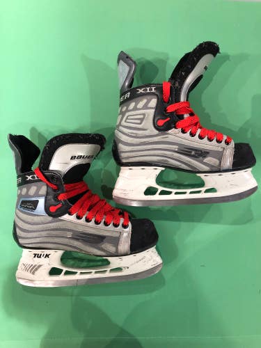 Used Junior Bauer Vapor XII Hockey Skates (Regular) - Size: 5.5